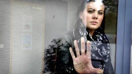 Bedrövad. Jennifer Karlsson blev bestulen på 12 200 av sin lön på 14 500 kronor. Pengarna skulle ha gått till räkningar och den pågående renoveringen av det nyinköpta huset i Roma. "Nu stannar allt upp. Jag fattar inte att det går att göra sådant här..."foto: Henrik radhe