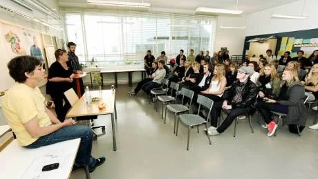 Partipolitik. Vänsterpartiet kom till Richard Steffen-gymnasiet med Brittis Benzler, Annamari Bauer och Sebastian Rapp - och fick frågor bland annat om betygen i skolorna och bristen på bostäder.