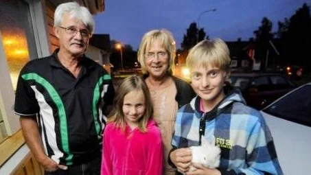 Paret Jan och Britt-Marie Gustavsson med barnbarnen Madeleine och Christoffer Dahl och kaninen Fluffy Fin. - Han får bo hos oss så länge, säger Britt- Marie.