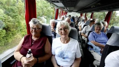 Glatt. Det är bara glada miner ombord på bussen. Ingrid Olofsson längst till vänster har åkt "överallt" med det här bussföretaget.