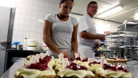 Bakelser. Sofie Myrdal och Clas Möllerström lägger sista handen vid en bricka full av Rosa bandet-bakelser. foto: henrik radhe