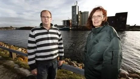 Glada. Ulf Ahlby från Gotlandsflis och Susanne Pettersson från Lantmännen är glada över att hamnen i Klinte ska byggas ut. I dag är hamnen trång och grund och kan bara ta in små godsbåtar.
Foto: ROLF JÖNSSON