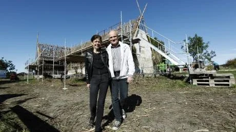 Nya ägarna. 2008 köpte Birgitta och Jan-Mikael Bexhed öns sydligaste gård. I morgon står de värdar för en av öns största täckating, då 100 personer ska lägga agtak på ladugården.foto: rolf jönsson
