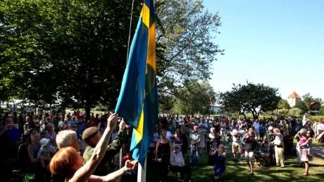 Flaggan. Den svenska flaggan och fanan är symbolen för Sveriges nationaldag den 6 juni.