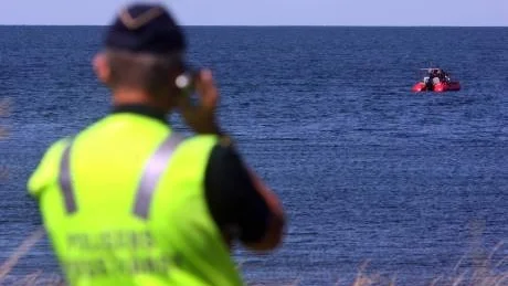 Saknad.  För drygt en vecka sedan försvann en 27-åriga kvinna efter en fest i Katthammarsvik. I går sökte polisens specialutbildade likhundar efter kvinnan. De markerade fynd. Men dykare kunde inte hitta något. Foto: Tobias Wallström