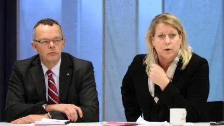 Bistra miner. Åke Svensson tror att ett ökat inflytande kan vara en bra lösning, och infrastrukturminister Catharina Elmsäter-Svärd lovar att se över arbetsformerna så att kommunen får vara med tidigt i nästa upphandling.Foto: Rolf Jönsson