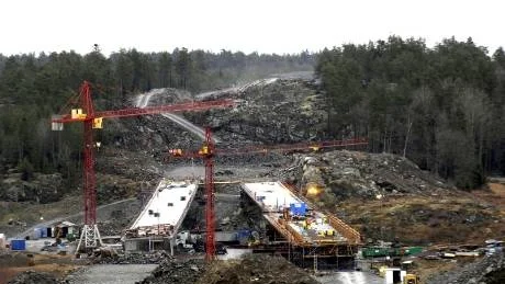 <7GT_Bildrubrik>FÄRDIGBYGGD.</7GT_Bildrubrik> Arbetet med att förbättra "dödens väg" mellan Nynäshamn och Stockholm har pågått sedan 2005. Nu är arbetet klart och 25 kilometer krokig väg har blivit fyrfilig motorväg. På lördag invigs nya länsväg 73 av bland andra Gotladns landshövding.Foto: Ingvar Karmhed/Scanpix