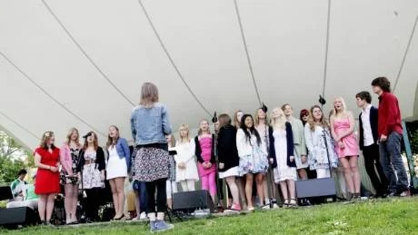 Almedalen. Solbergaskolan höll sin avslutning på och nedanför scenen.