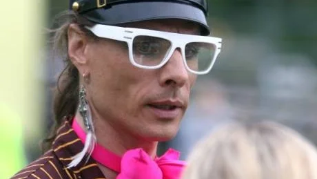 Tv-kändis. Peter Siepen var en av åskådarna längs Visbys gator.