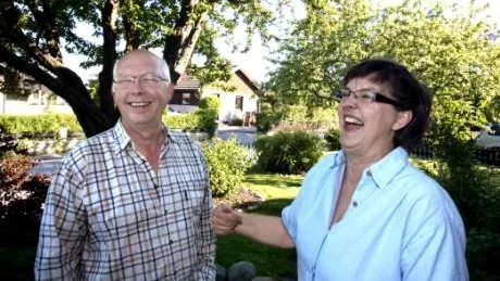Överraskade. Gunvor Artéus fick äntligen utdelning efter att ha deltagit i Postkodlotteriet i ett par, tre år. I går kom GT med beskedet att de vunnit 200 000 kronor. "Det är ju inte klokt", säger maken Olof, tidigare något skeptisk till lotteriet.