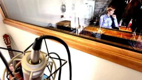 hemma. Det är här Alexander Härnlöv vill vara, i sin egenhändigt byggda musikstudio, i Vall. "Jag brinner för det här" säger han.