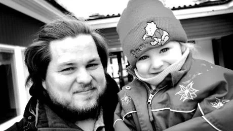 NÖJD. Arbetslöse Niklas Fredriksson med dottern Naiomi, 3 år, tycker öppettiderna funkar bra redan nu.