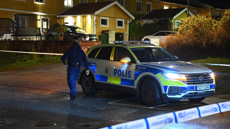 Polisen är på plats i Nacka där en explosion skett.