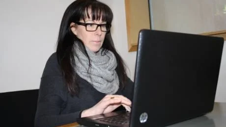 KRITISK. Barn är nyfikna, det är inte rätt att de kan komma in på porrsajter på skolans datorer, tycker Lenhe Höglund, en av de föräldrar som är kritisk till att det inte finns några spärrar för internetanvändandet i skolan.                                                                fOTO: EWA ISRAELSON