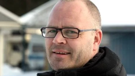 Granne. Tom Gustafsson, som bor i huset bredvid, upptäckte branden och larmade.