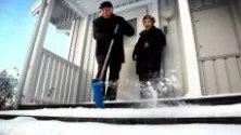 Många vintrar. Årets vinter ger Einar och Elsa Smith en påminnelse av hur besvärliga krigsvintrarna på 40-talet var. Och de gillar inte att vintern kom så tidigt i år.foto: henrik radhe