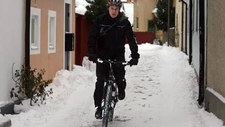 Cyklar på. Kristopher Helleberg har inget emot att cykla på snö och is. "Man behöver ett par ordentliga vinterdäck", säger han.Foto: Tobias Wallström