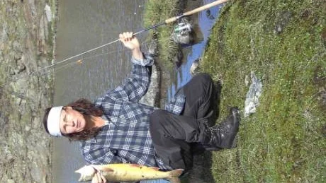 SVÅRFLIRTAD RÖDING. Carina Forsberg, Luleå, vann rödingkampen  mot sin sambo Sven Uusitalo i Mattajaure i fjällen ovan Ritsem. Här visar hon upp störstingen på 2.240 gram. "Rödingen var ganska svårflirtad. Vi fick verkligen jobba för de fiskar vi fick. Vi körde med fiske i alla slags väder. Även kvällsfiske vid en spegelblank sjö. Massor med sländor på vattnet. Men trots det väldigt få vak. Ja, rödingen blir man aldrig riktigt klok på, " summerar Carina Forsberg.