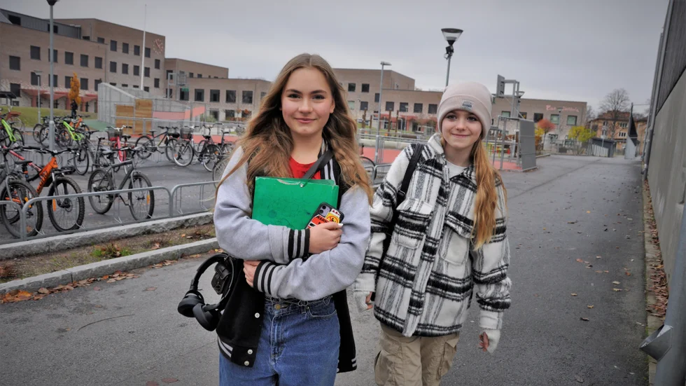 Varken Millie eller Elsa känner sig otrygga på skolan. "Däremot en del gränder på stan", säger Millie (till vänster).