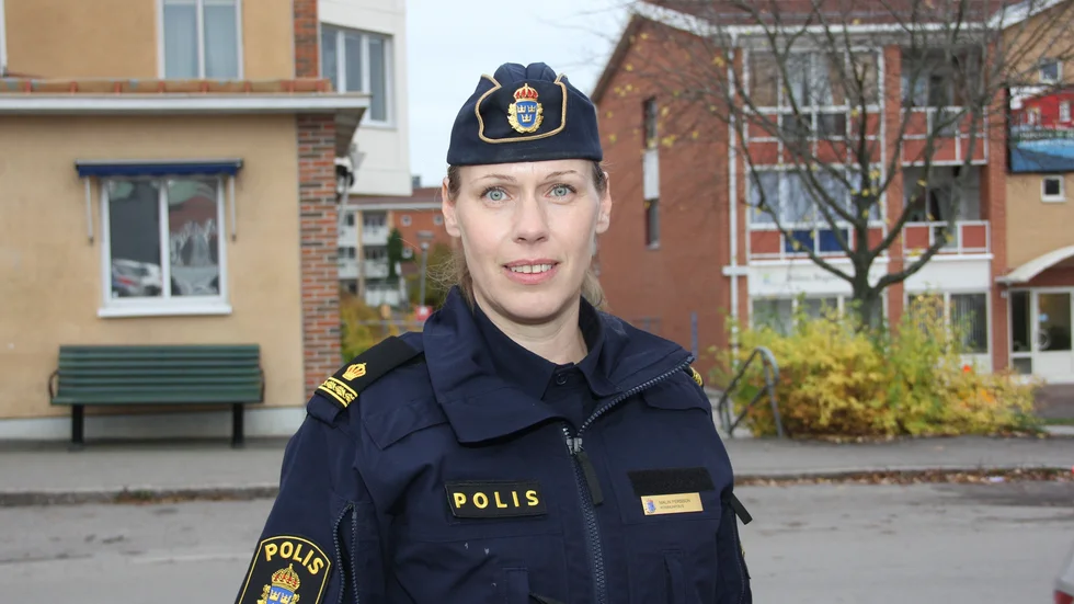 Malin Persson är kommunpolis i Håbo. Hennes uppdrag är att arbeta strategiskt. Med hjälp av sina kolleger på fältet, Håboborna och Håbo kommun kartlägger och påverkar hon hur trygghet ska kunna skapas på lång sikt.