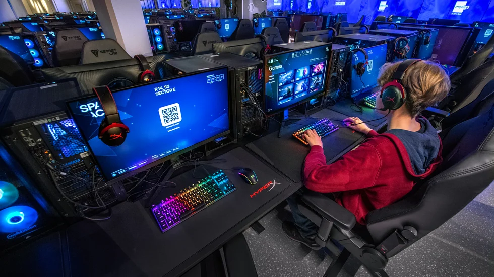 En kille spelar på Space, världens största gamingcenter fördelat över sju våningsplan i det femte Hötorgshuset i Stockholm. Arkivbild.
