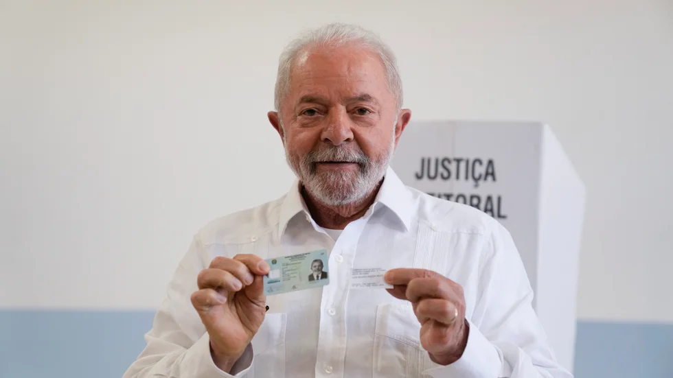 Lula da Silva när han röstade under söndagen.