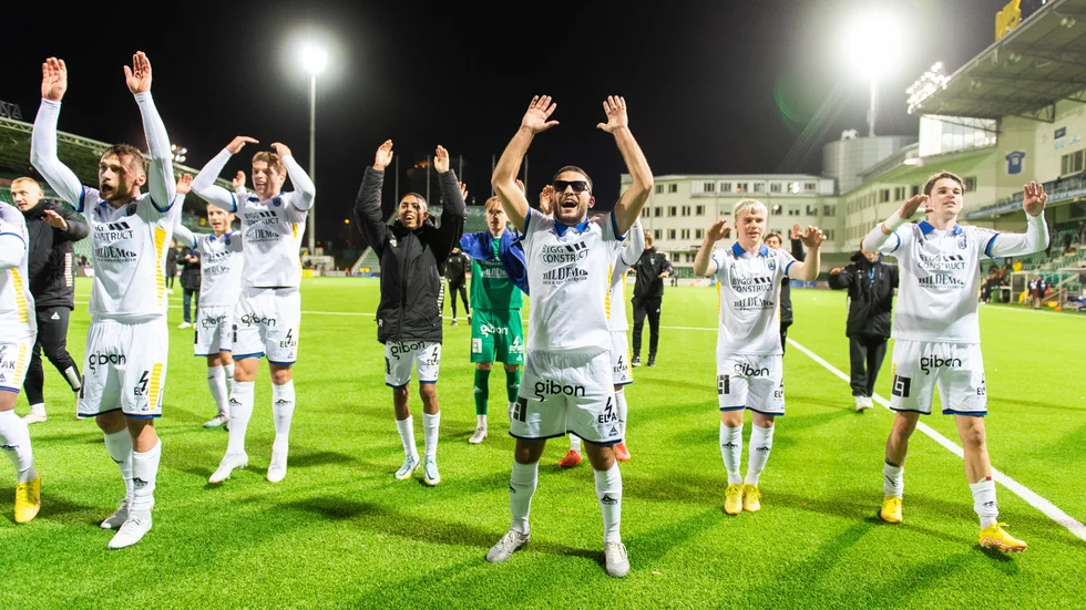 221030 Sirius Edi Sylisufaj jublar med sin kamrater efter fotbollsmatchen i Allsvenskan mellan GIF Sundsvall och Sirius den 30 oktober 2022 i Sundsvall. 
Foto: Pär Olert / BILDBYRÅN / COP 108 / PO0064