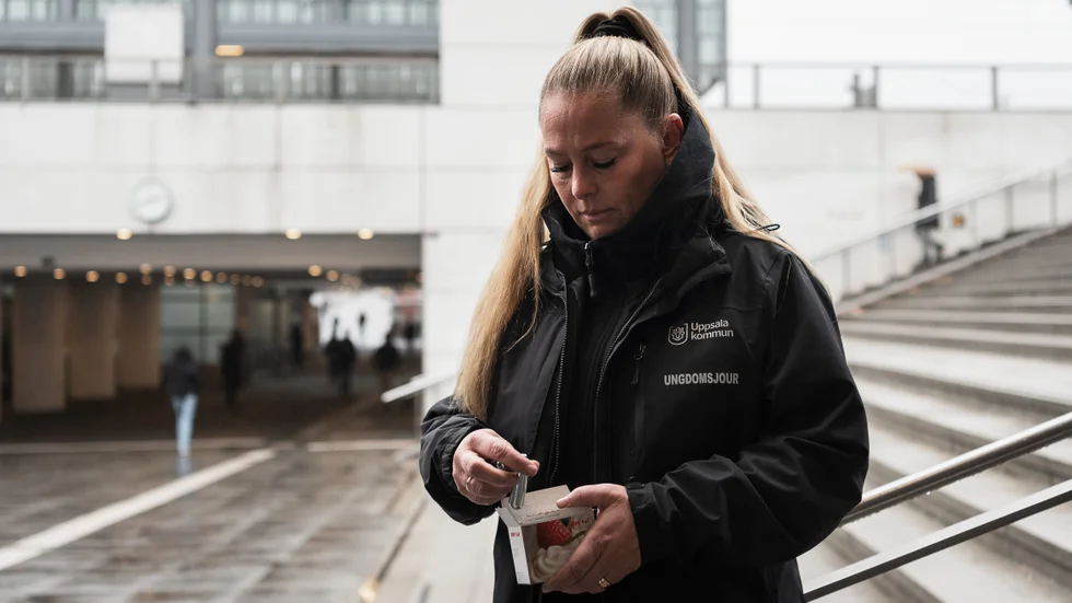 Genom ett närmare samarbete med butiker och skolpersonal hoppas Ungdomsjouren att kunna förebygga att unga köper lustgas, uppger Hilde Wiberg på Uppsala ungdomsjour, som här står med ett paket lustgaspatroner.