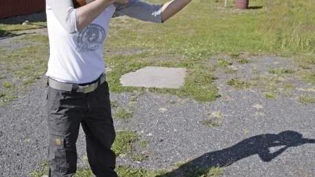 Skytten ska ha en avslappnad ställning med bra balans. Det är bäst att stå vänd ungefär åt det håll skottet ska lossas, även om en liten lätt skytt ibland kan fånga upp rekylen bättre med högerfoten lite längre bak. Här en bra fotställning. Foto: Ulf Lindroth