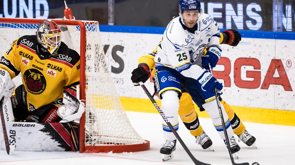 Leksands Carter Camper förstörde Nyköpingskillen Matteus Wards SHL-debut med tre snabba mål. Fler mål släppte han sedan inte in men Luleå förlorade matchen.