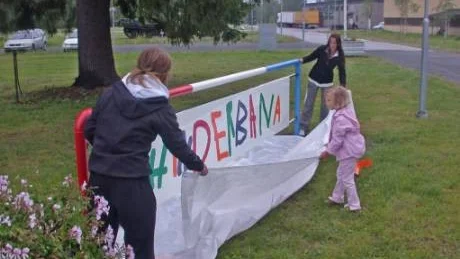 INVIGNING. Nasthalie Berggren, 6 år, fick sköta invigningen av barnens hinderbana vid Bodens försvarsmuseum. Det är hon som utformat skylten som avtäcktes i går.