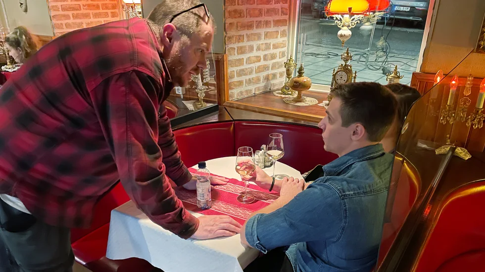 Jonas Selberg Augustsén instruerar två artister under en filminspelning 2022.