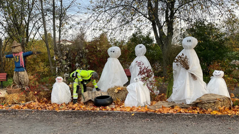 Cajsa Linde i full gång att bygga upp halloweenutsmyckning vid hamnen.