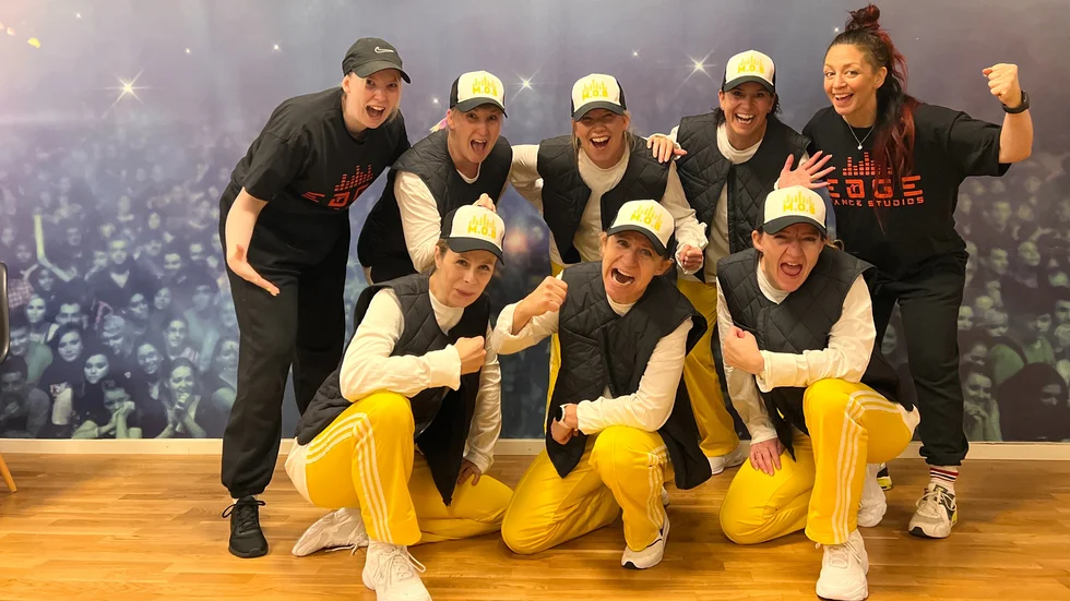 Här är gänget som är peppade inför VM i hiphop på torsdag. Övre raden från vänster: Klara Holmgren (tränare), Linn Liljemo, Anneli Alvar Holmgren, Lotta Molander, Åsa Ingelög (tränare och en av ägarna till Edge Dance Studios). 
Nedre raden: Jenny Berg, Malin Ager Ullerås, Emma Ager 
