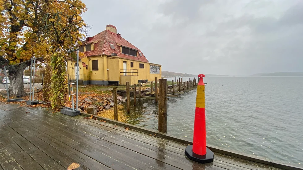 Strängnäs kommun har tidigare under hösten pålat för det bryggdäck som ska löpa runt Baderskan och bilda en sammanhållen strandpromenad med bryggorna som finns på var sida om fastigheten. Arkivbild.