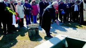 Förrättade. Ryske kyrkoherden Vladimir Alexandrov förrättade på ryskt-ortodoxt maner begravningen av Alexej Matvejev.