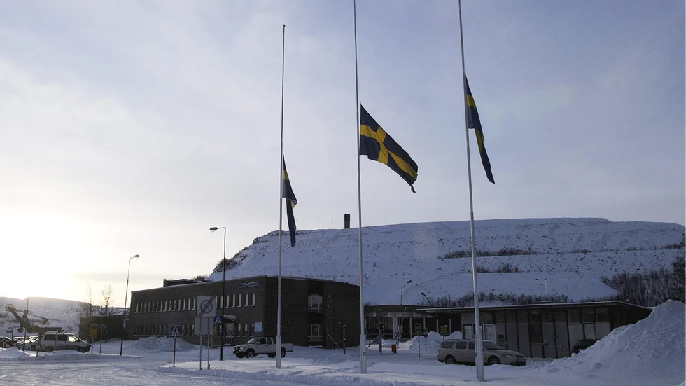 Februari 2008. Flaggor vajar på halv stång utanför LKAB:s kontor. 