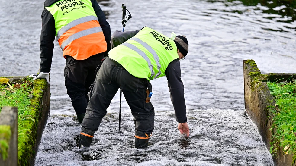 Missing people sökte under lördagen av dammar i Vetlanda efter tillhörigheter till den försvunna kvinnan.