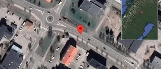 Personbil körde på stolpe – stopp i körfält på E45