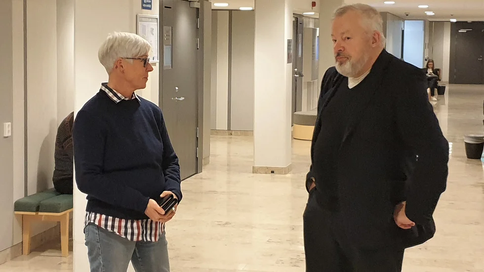 Git Hägglund, polisinspektör vid miljöbrottsenheten, och Christer Jarlås, kammaråklagare, i samspråk när tingsrätten överlade på onsdagsförmiddagen. Rättegången i Luleå tingsrätt mot de fyra män som åtalats i en misstänkt jatkhärva ställdes senare på onsdagen in efter juridiskt palaver.