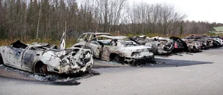 Flera bilar förstörda i brand