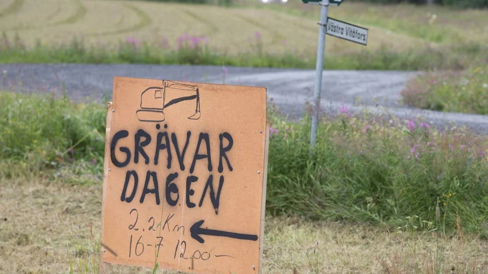 ENKEL ANNONSERING. I fjol började Nils Engfors med något han har kallat grävardagen. Under en dag i juli visar han upp sin maskinpark samtidigt som fika och enklare förtäring serveras. I fjol slog en bybo fast att det inte hade varit så många människor samlade i Vitåfors samtidigt sedan ett stormöte om älgjakten hölls för ungefär 30 år sedan.