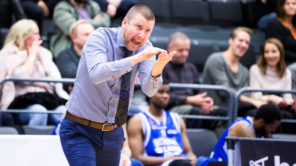 Peter Öqvist och hans BC Luleå har fullt fokus på matchen mot Jämtland. "Vi måste försöka bromsa upp farten när de vänder spelet och minimera antalet enkla poäng. Sedan blir returtagningarna viktiga", säger han.