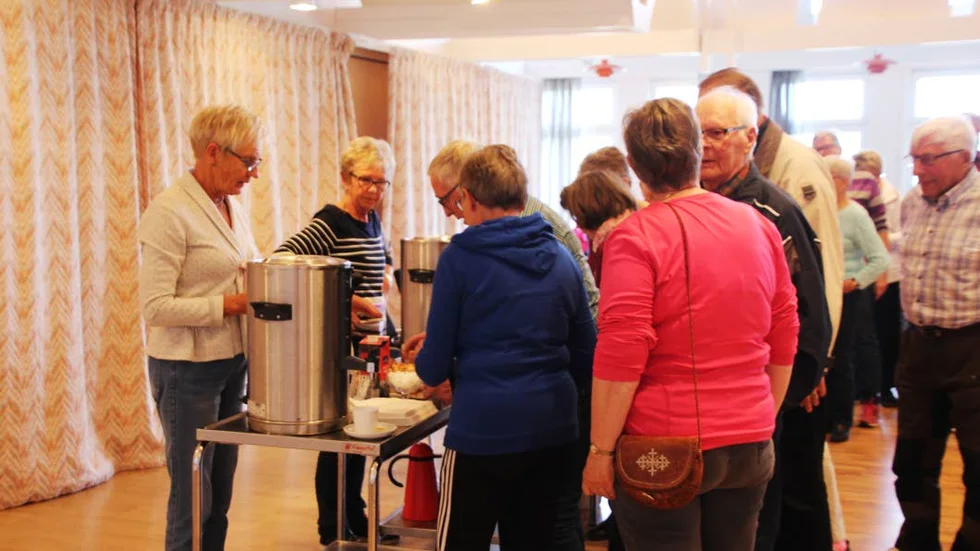 "Fikafixarna" Sonja Andersson och Astrid Wikström har fullt upp vid kaffebordet.