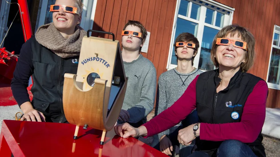Teknikens hus. Stina Engman, programansvarig, studenterna Erik Aidanpää, och Mert Roj Tekin, samt marknadskoordinatorn Britt-Marie Forslund värmer upp inför fredagens solförmörkelse.