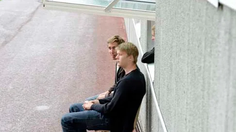 De här killarna hade hittat ett bra sätt att skydda sig mot regnet.