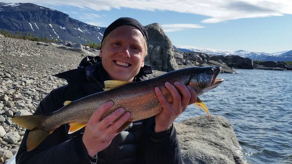Vacker röding. Den fick glade fiskaren Magnus Boman, Luleå när han trollade med ett skeddrag i Satihaure vid Stora Sjöfallet. Den vägde 2,3 kilo.