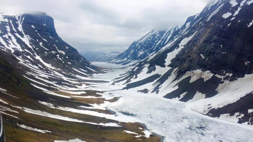 SAREK. 15 juli. Ovanför Alep Njåtjosjaure på väg mot 
Kvikkjokk. Helikoptrarna flyger endast här med ett särskilt tillstånd.