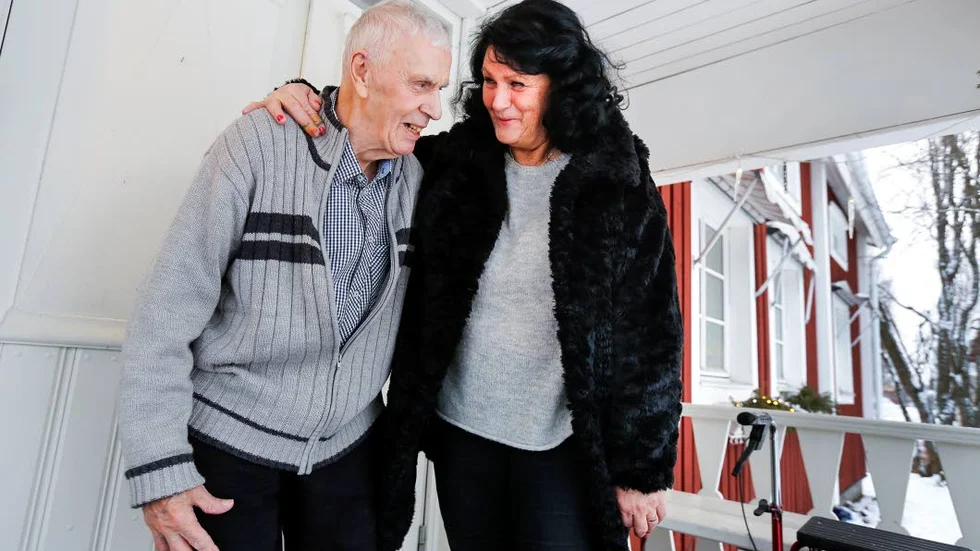 KRAMAS. Lena Lindbäck försäkrar att hon och David Jansson kramas ofta. ”Jodå, nog är det så”, bekräftar han när de två säger ”hej då” till varandra för några timmar.