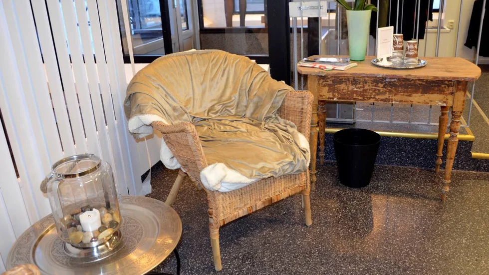 MYSHÖRNA. Här kan gubbarna parkera medan frun provar kläder. Kaffe och tidningar finns under väntetiden.